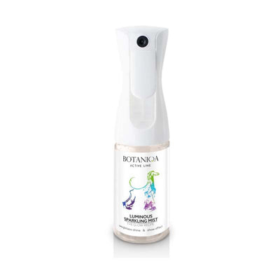 Botaniqa Luminous Sparkling Mist is a lightweight pet conditioning mist that instantly creates a high-gloss, sparkly finish for all coat types. Using the finest cosmetic ingredients this coat mist not only creates a great shine but will help condition, improve coat texture, and rebalance lipids to prevent split ends and frizz without feeling sticky.